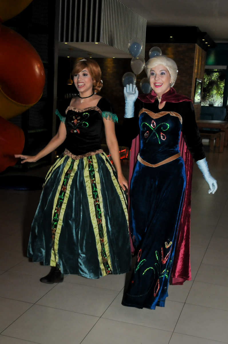 entrada das personagens da frozen da festa no Buffet Planeta Prime, Alphaville, SP, festa intantil, tema frozen, Gabriela 3 aninhos
