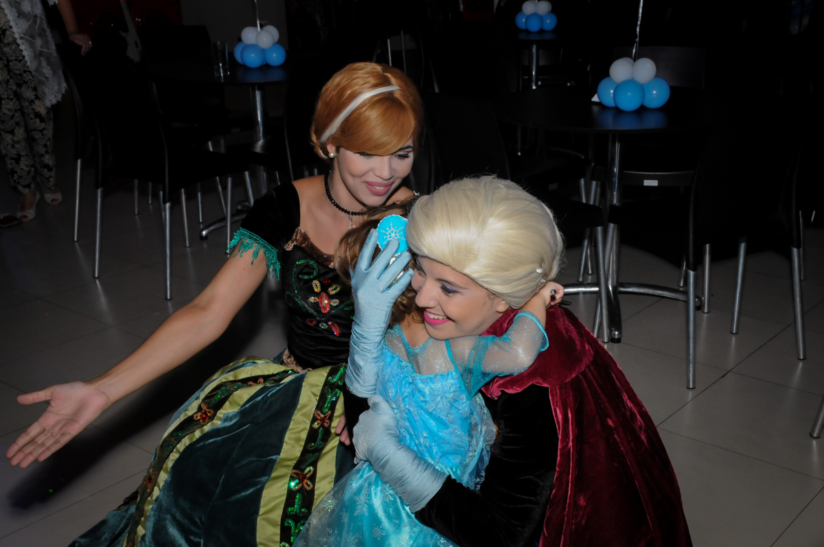 abraço da aniversariante com as personagens da frozen no Buffet Planeta Prime, Alphaville, SP, festa intantil, tema frozen, Gabriela 3 aninhos
