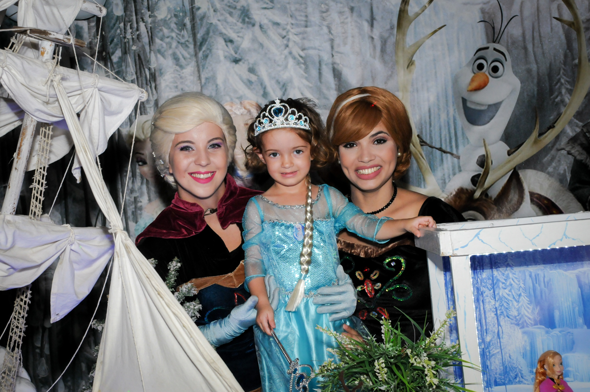 fotografia da aniversariante com a ana e elsa no Buffet Planeta Prime, Alphaville, SP, festa intantil, tema frozen, Gabriela 3 aninhos