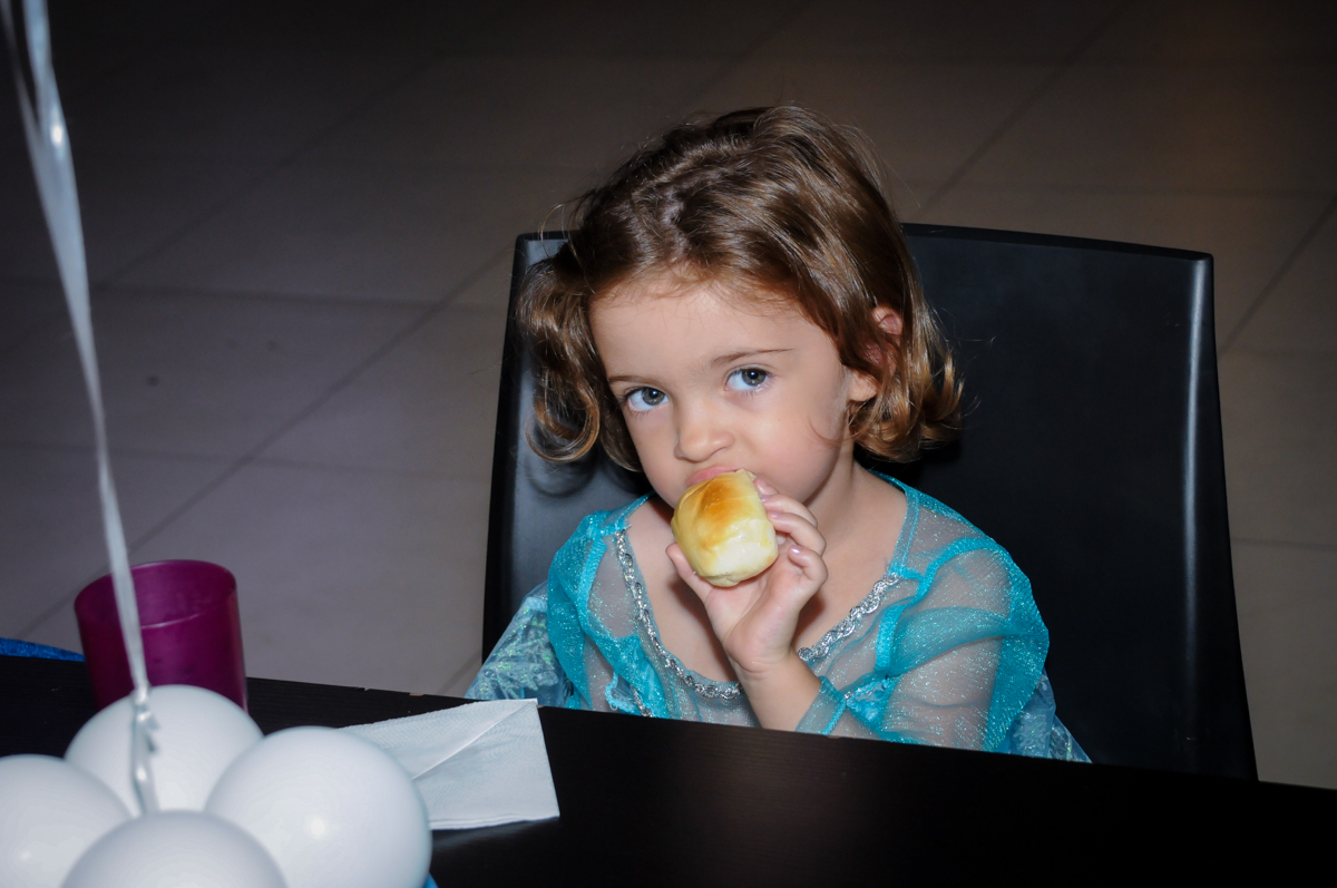 hora do lanche no no Buffet Planeta Prime, Alphaville, SP, festa intantil, tema frozen, Gabriela 3 aninhos