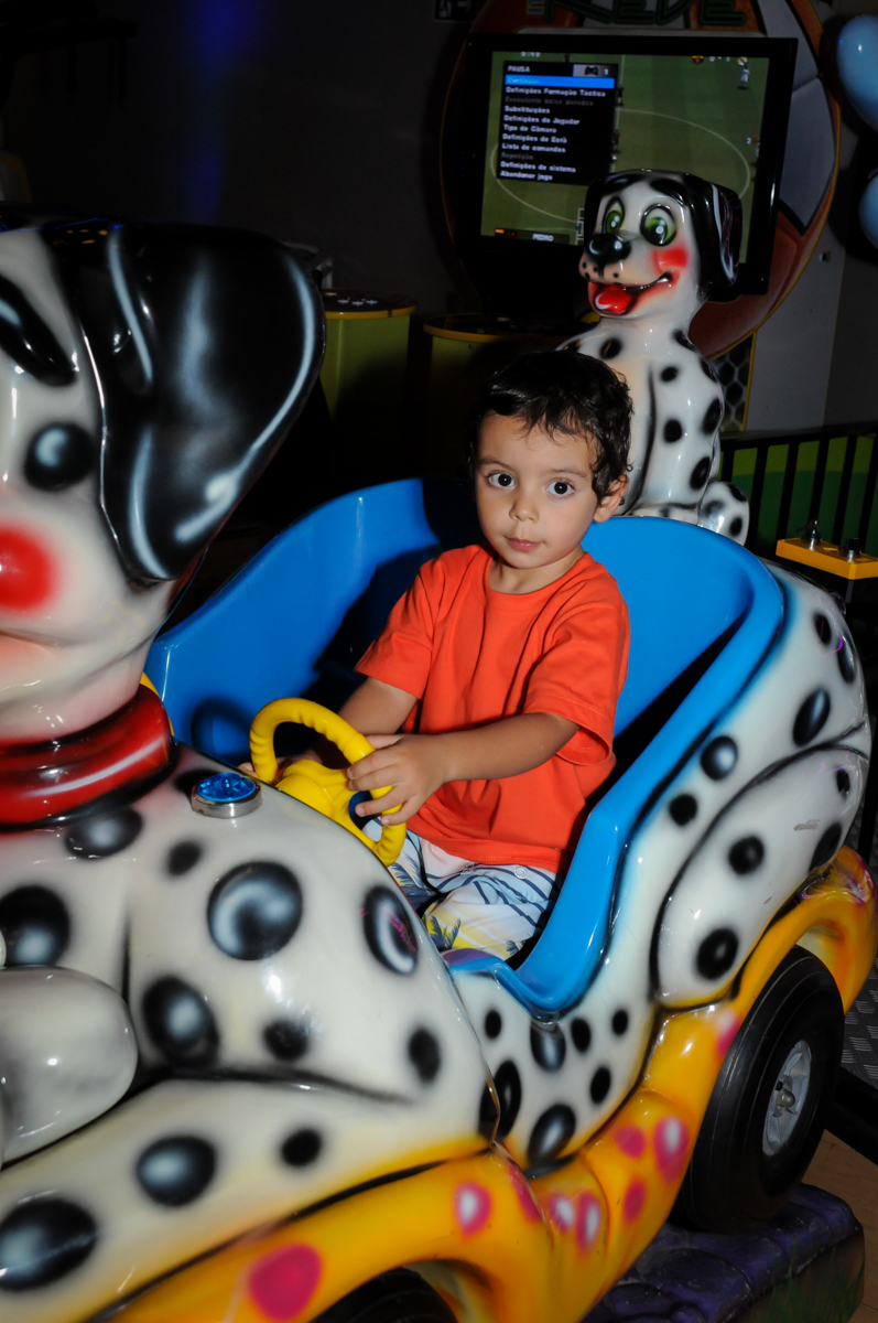 o carrinho de corrida também é muito legal no Buffet Planeta Prime, Alphaville, SP, festa intantil, tema frozen, Gabriela 3 aninhos