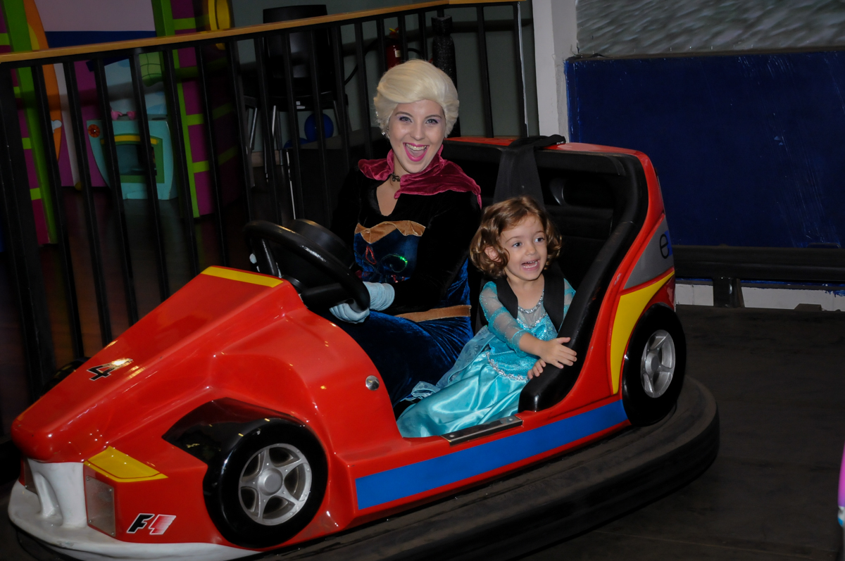 carrinho de bate bate no Buffet Planeta Prime, Alphaville, SP, festa intantil, tema frozen, Gabriela 3 aninhos
