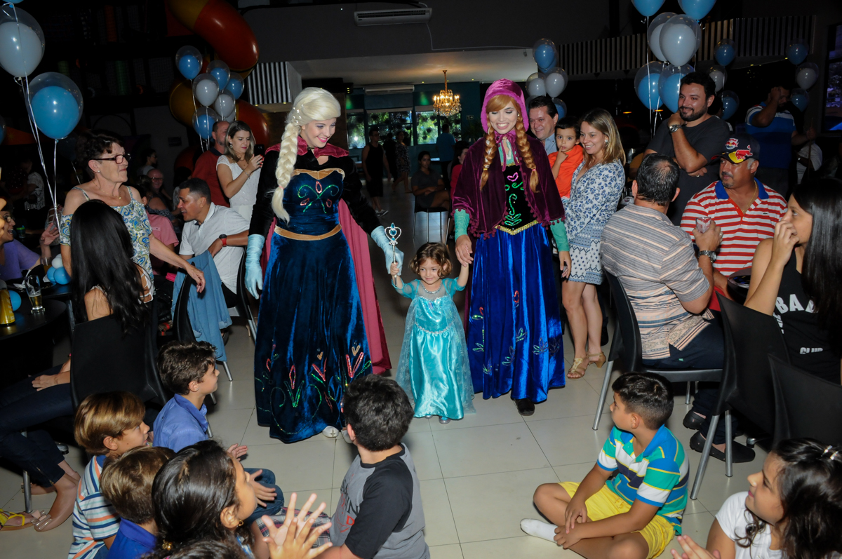 vai começar o show da frozen no Buffet Planeta Prime, Alphaville, SP, festa intantil, tema frozen, Gabriela 3 aninhos