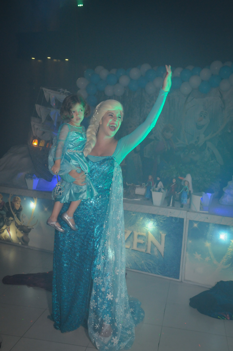 Elsa canta com a aniversariante no Buffet Planeta Prime, Alphaville, SP, festa intantil, tema frozen, Gabriela 3 aninhos