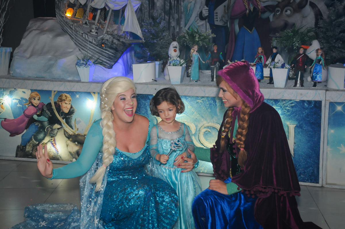 aniversariante participa do show da frozen no Buffet Planeta Prime, Alphaville, SP, festa intantil, tema frozen, Gabriela 3 aninhos