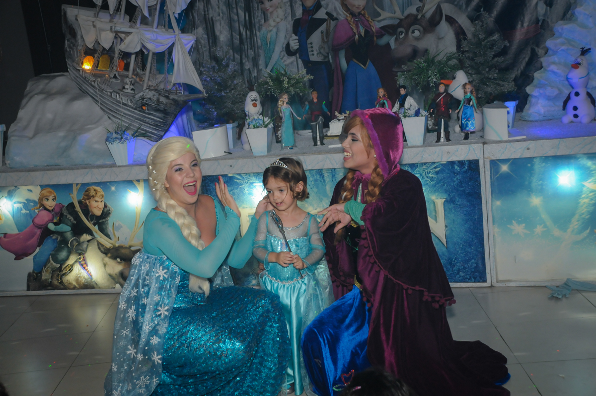 alegria no show da frozen no Buffet Planeta Prime, Alphaville, SP, festa intantil, tema frozen, Gabriela 3 aninhos