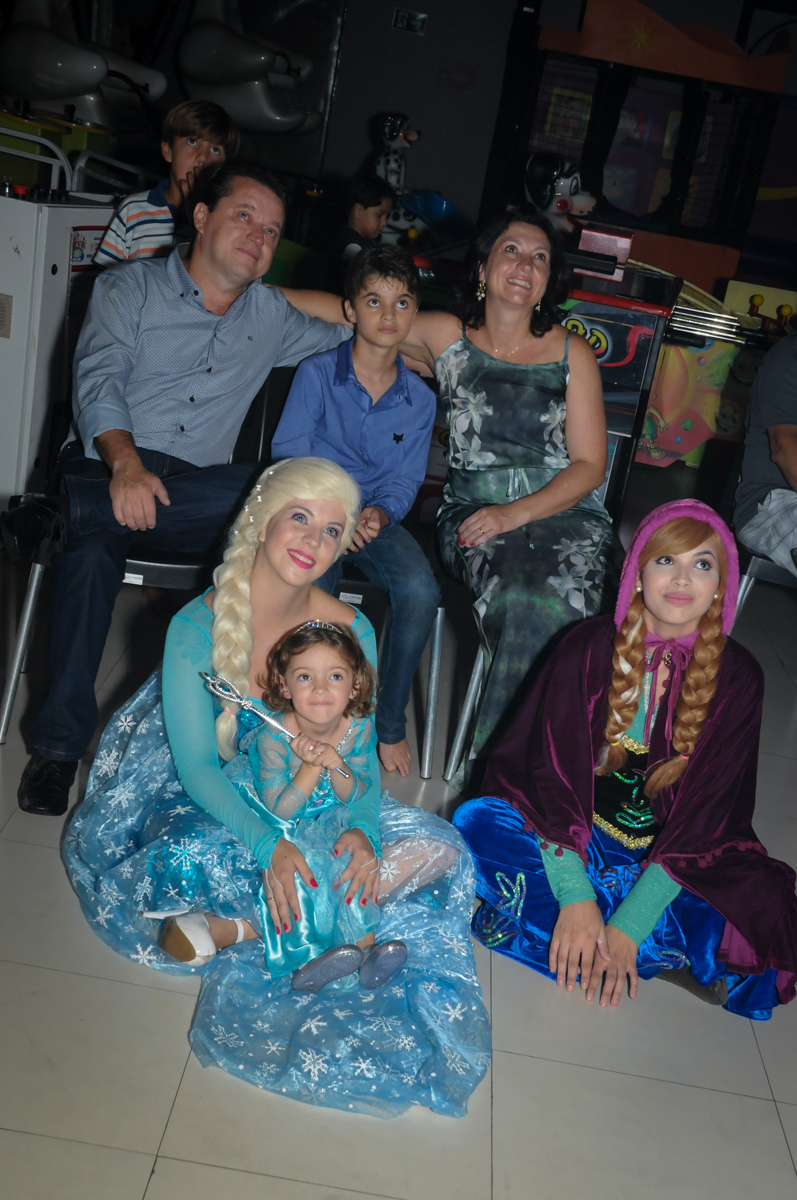todos atentos para assistir a retrospectiva no Buffet Planeta Prime, Alphaville, SP, festa intantil, tema frozen, Gabriela 3 aninhos