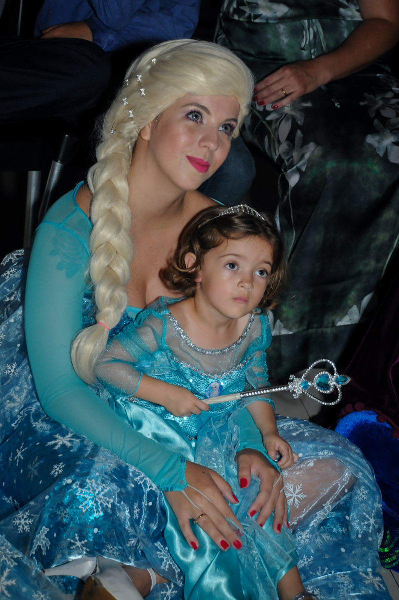 aniversariante assiste a retrospectiva no colo da elsa no Buffet Planeta Prime, Alphaville, SP, festa intantil, tema frozen, Gabriela 3 aninhos