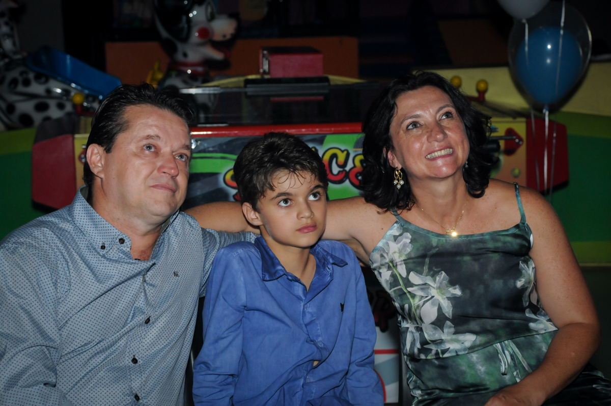 O irmão está gostando da etrospectiva no Buffet Planeta Prime, Alphaville, SP, festa intantil, tema frozen, Gabriela 3 aninhos