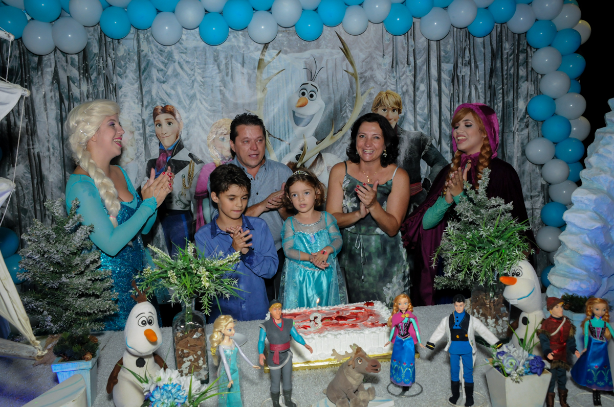 hora de cantar o parabéns no Buffet Planeta Prime, Alphaville, SP, festa intantil, tema frozen, Gabriela 3 aninhos