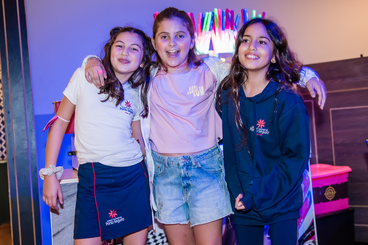 recebendo as amigas com muita alegria