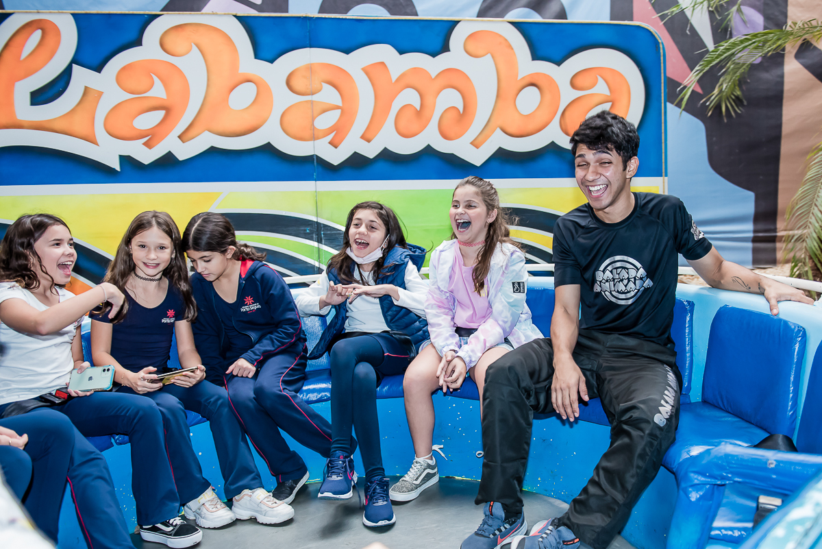 diversão com os amigos no brinquedo labamba