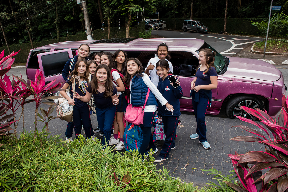 que chique nossa princesinha chega de limousine com os amigos