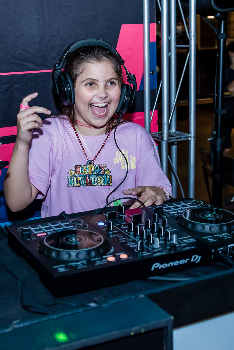 que alegria manuseando o equipamento do DJ