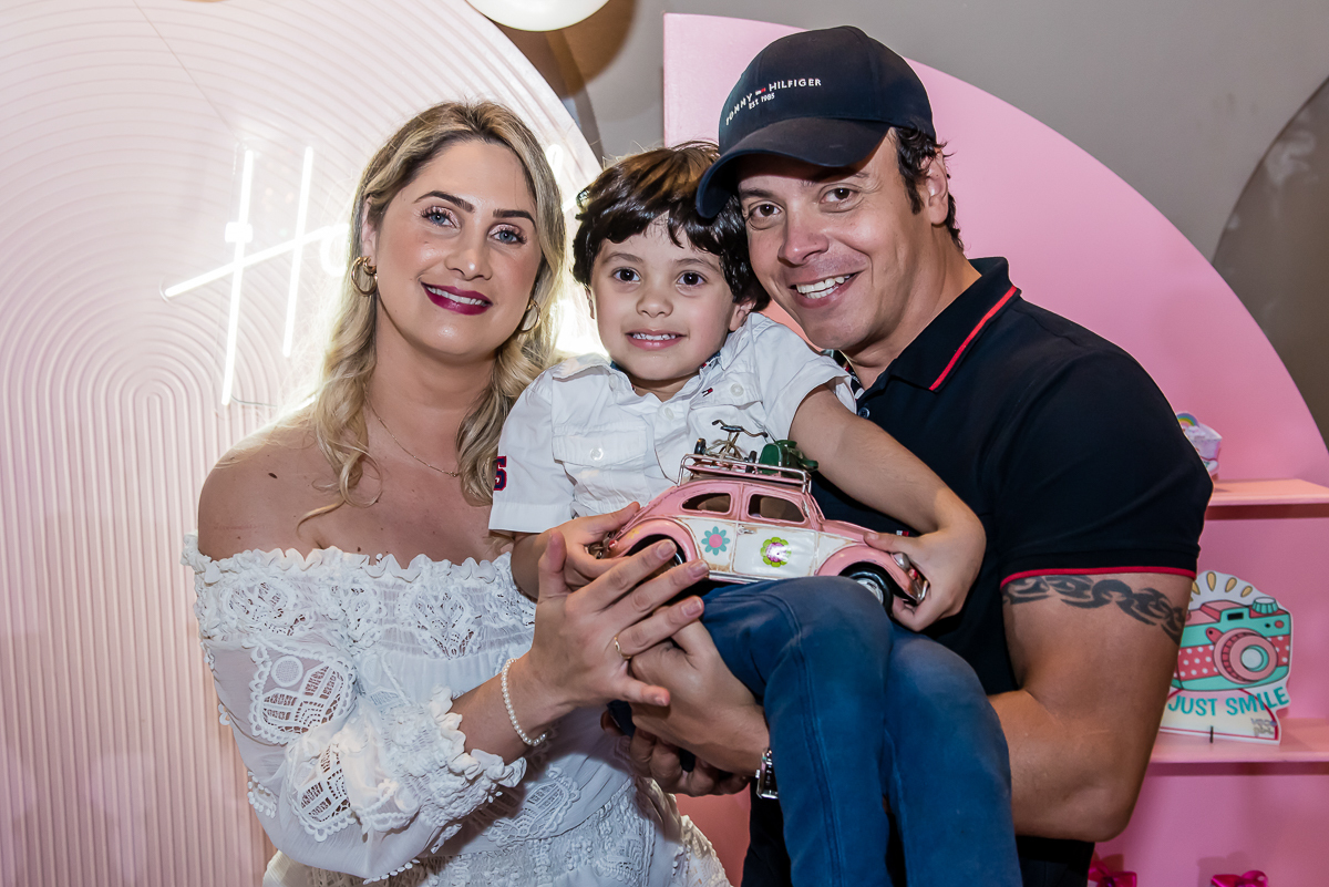 o irmão quer colinho dos pais