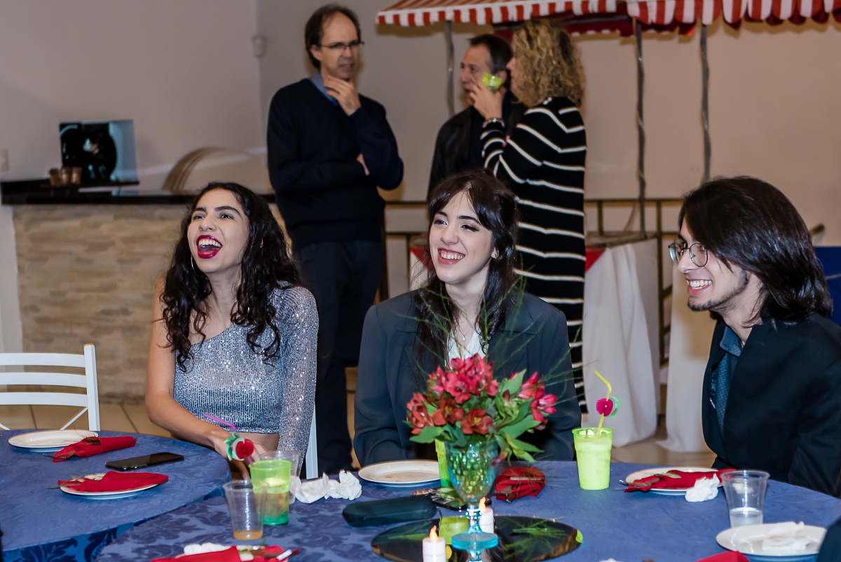  os amigos ficam a vontade no espaço onde realiza a festa