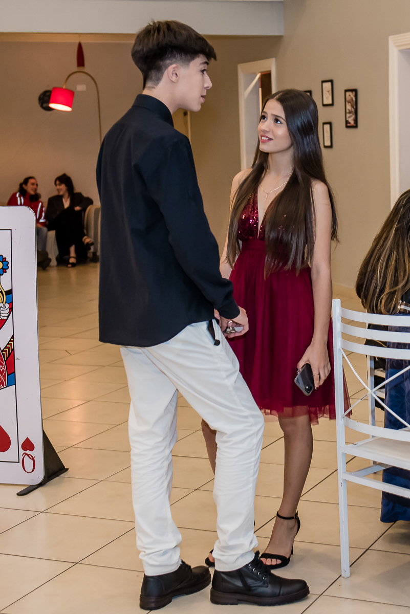 recebendo a amiga com muito carinho