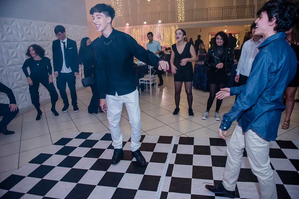 todos dançam animados para comemorar o aniversário de bruno