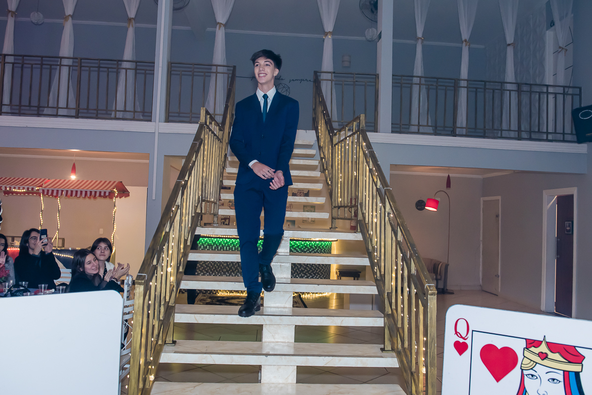 bruno desce as escadas para o parabéns