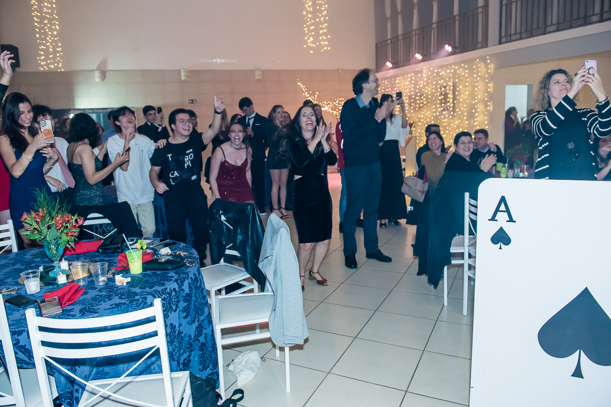 os convidados aguardam para cantar o parabéns pra você