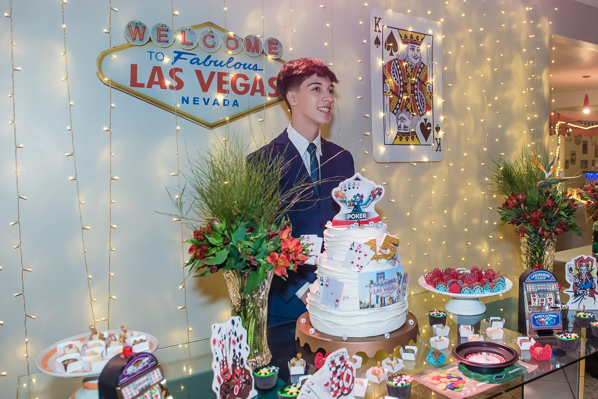 bruno se aproxima da mesa do bolo para o parabéns
