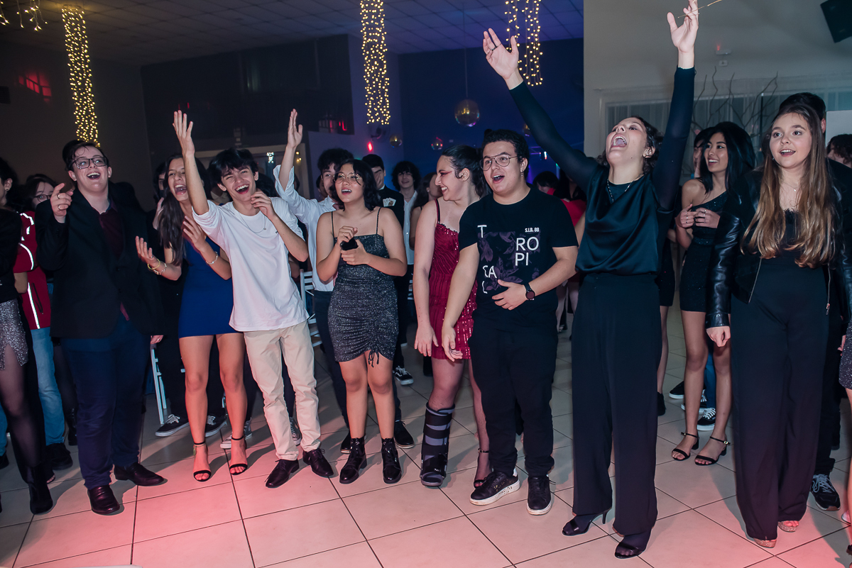 todos cantam um parabéns animado para bruno