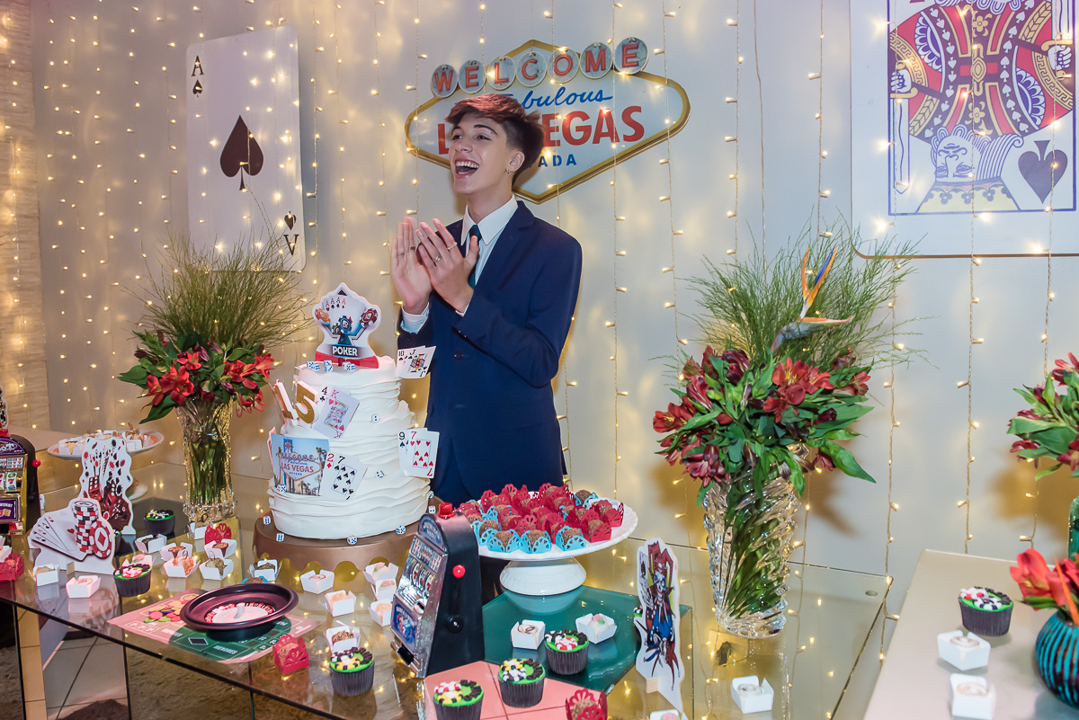 com muita alegria o aniversariante canta junto o parbéns pra você