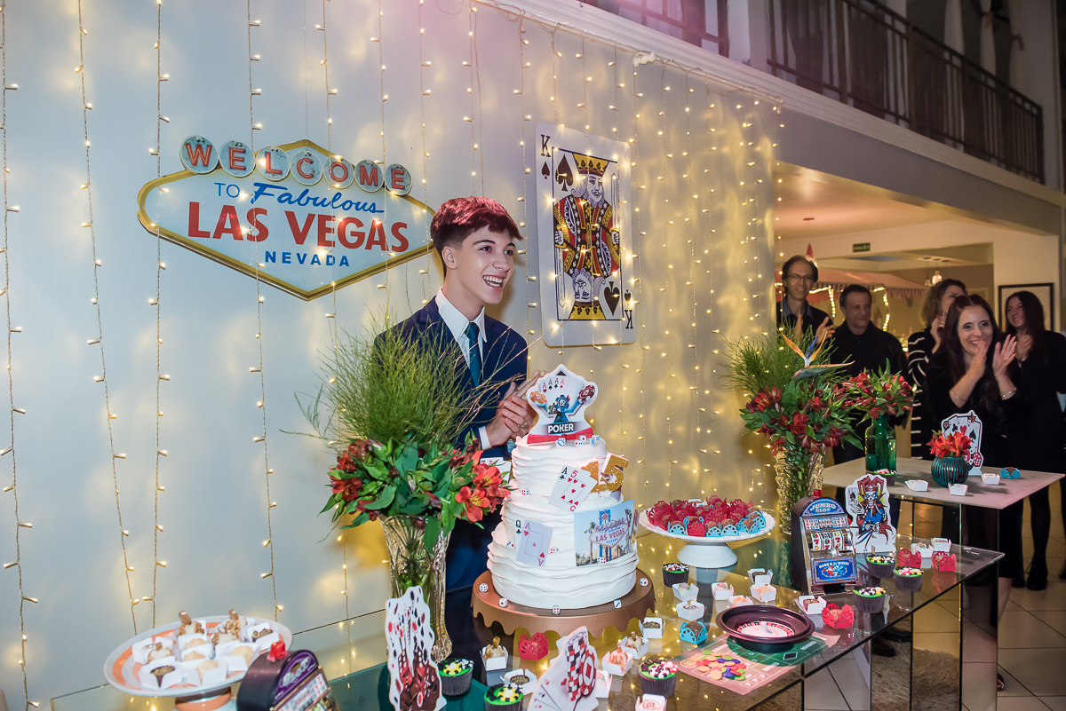 soprando a vela do bolo