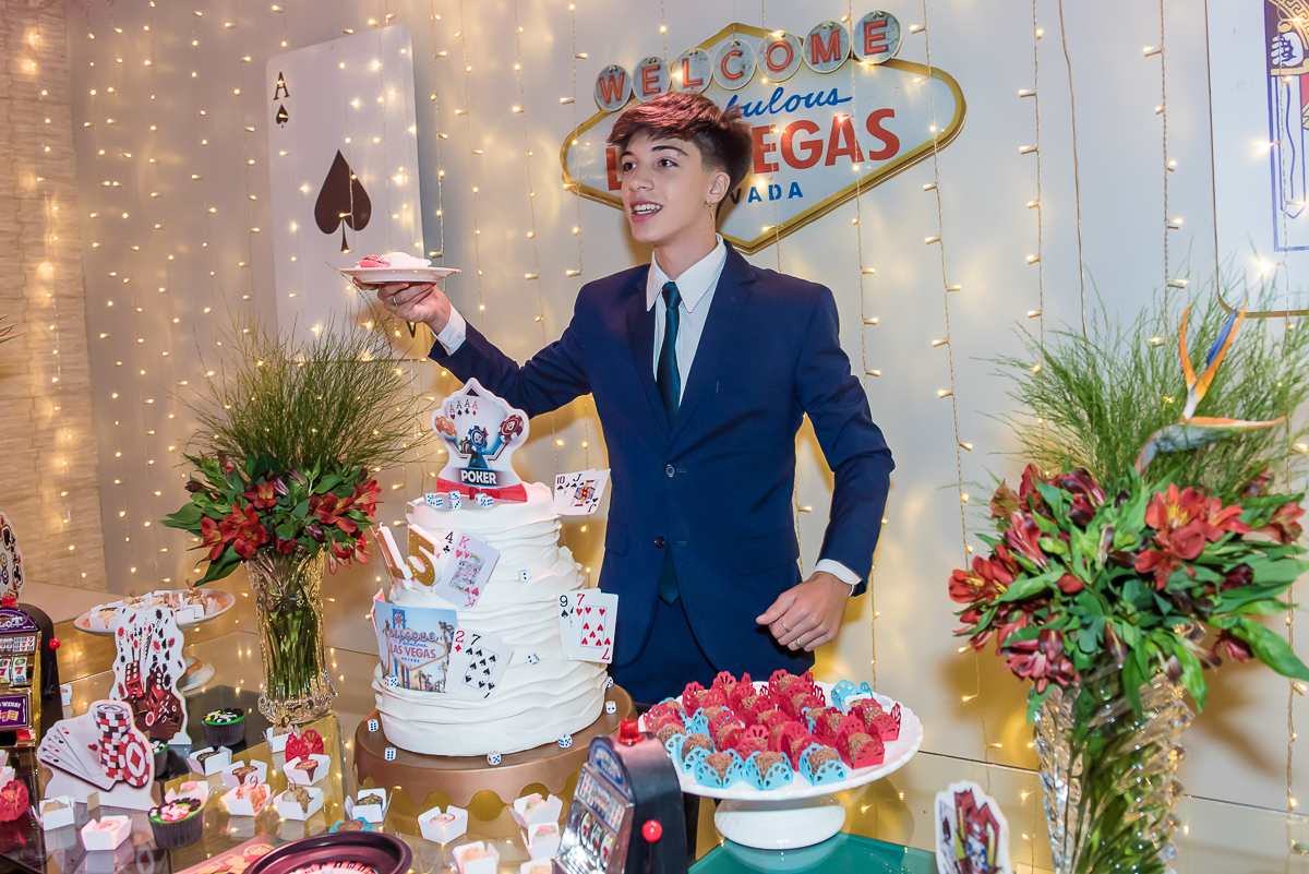 quem será que vai receber o primeiro pedaço de bolo