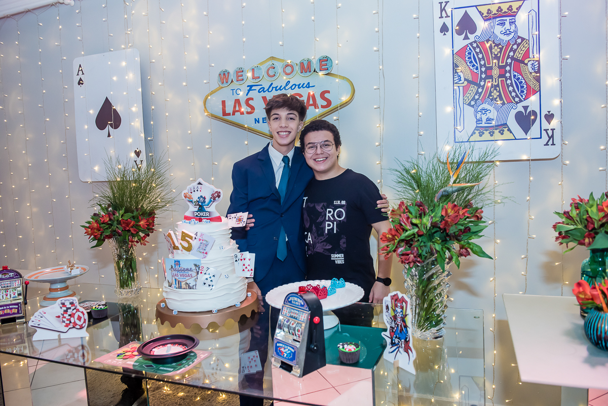 o amigo recebe o primeiro pedaço de bolo