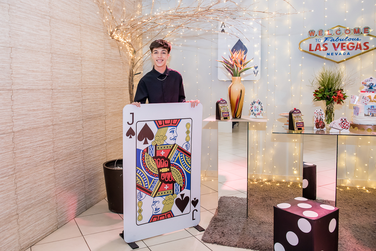 sempre sorrindo posa para as fotos