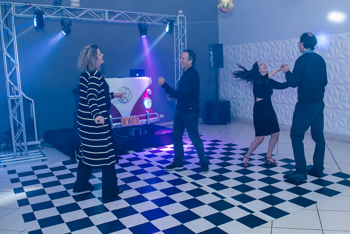 a balada continua muito animada