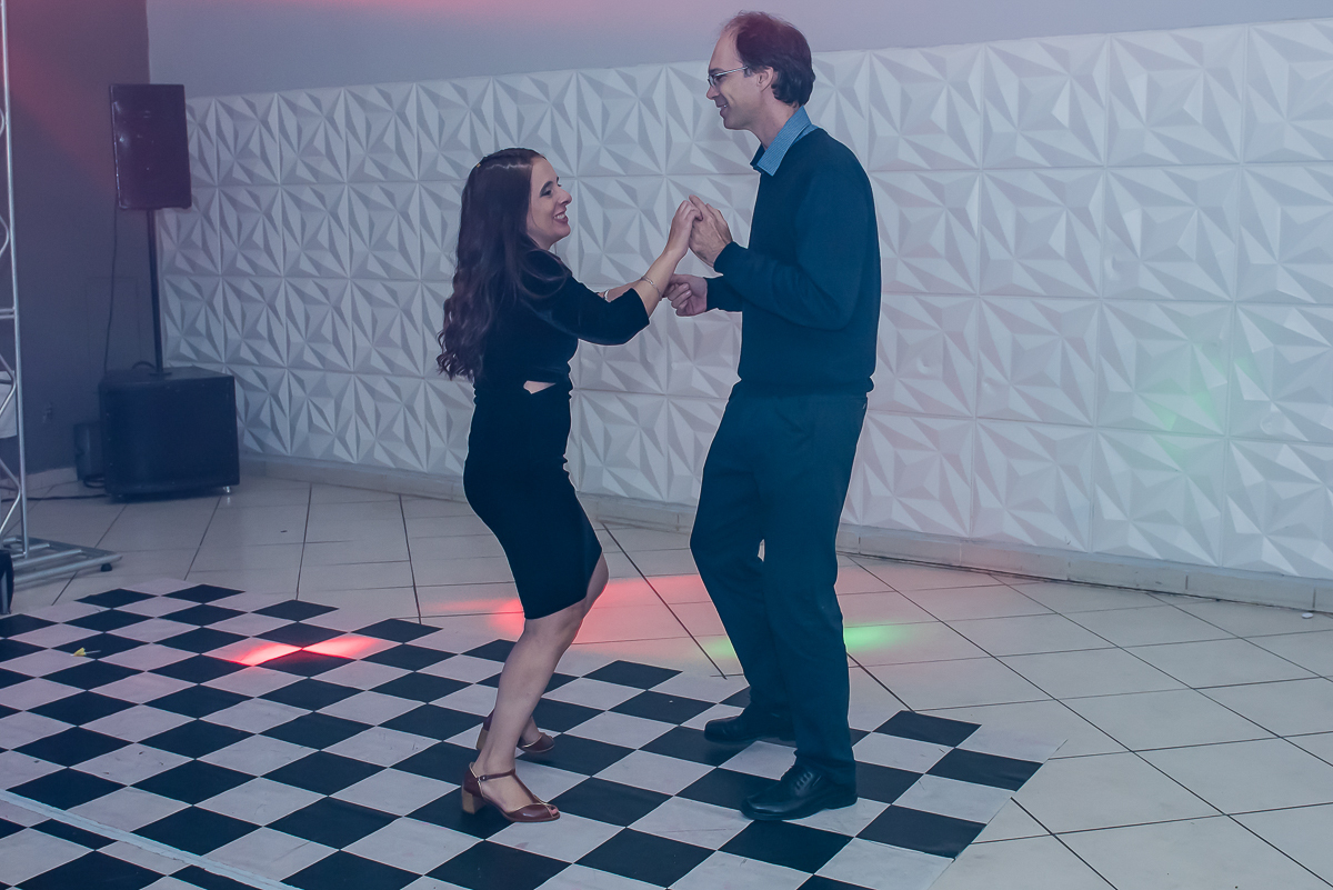 os pais do aniversariante dançam felizes