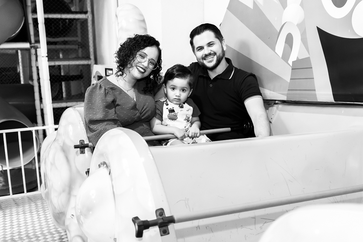 com muita alegria a família se diverte no barco vick