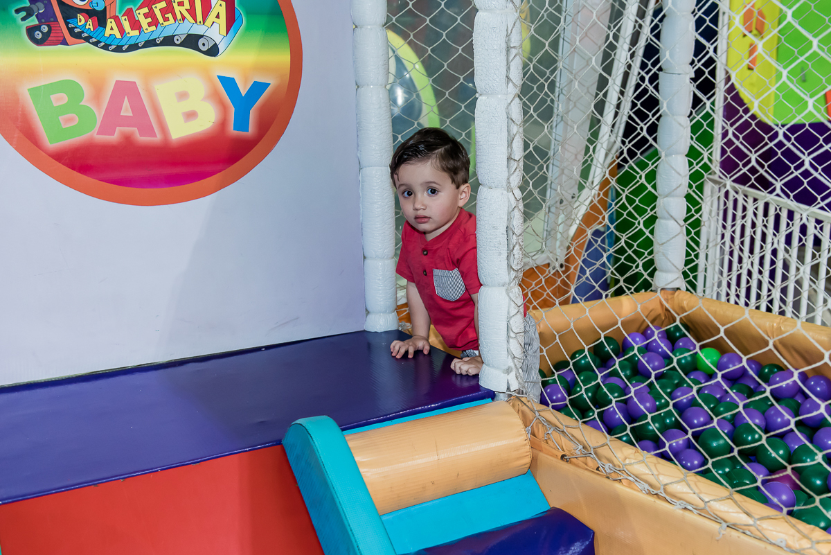 olha que delícia brincando na piscina de bolinhas
