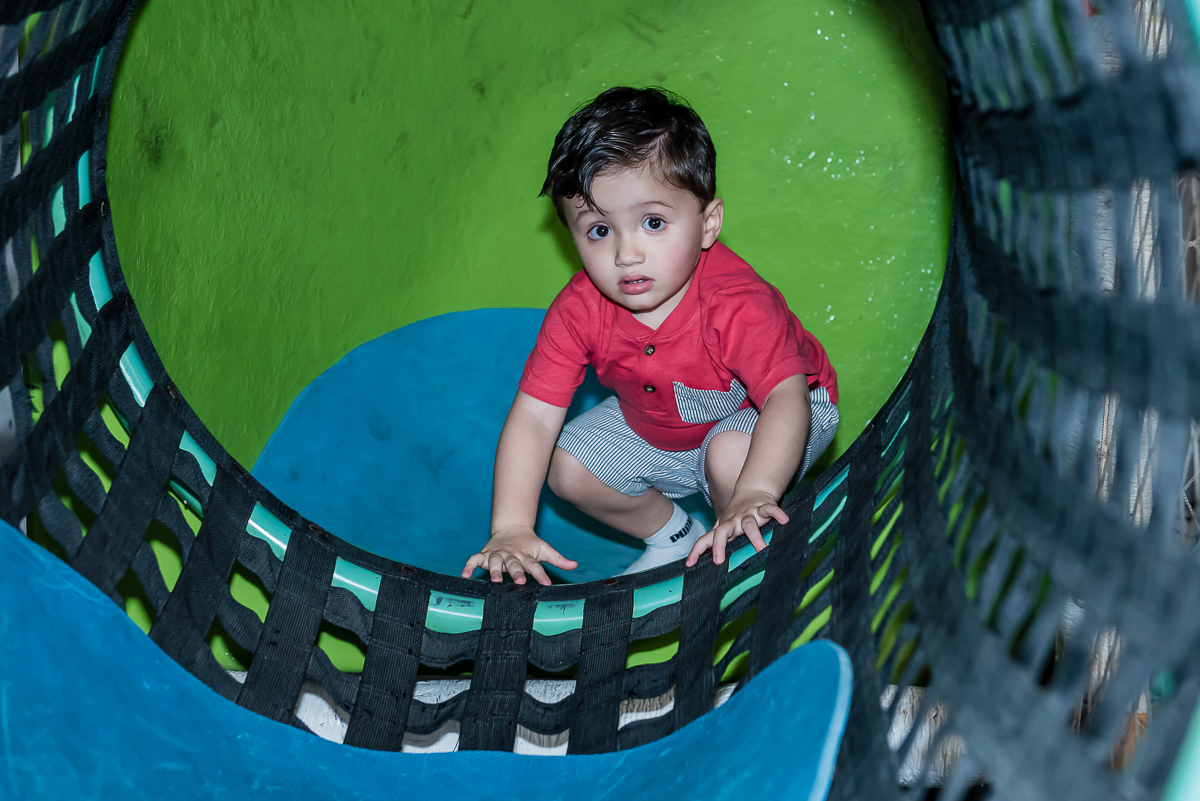 olha a carinha de felicidade passando pelo túnel do brinquedão