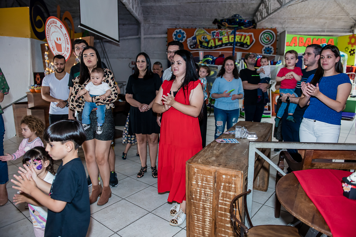 os convidados cantam o parabéns pra você muito animado