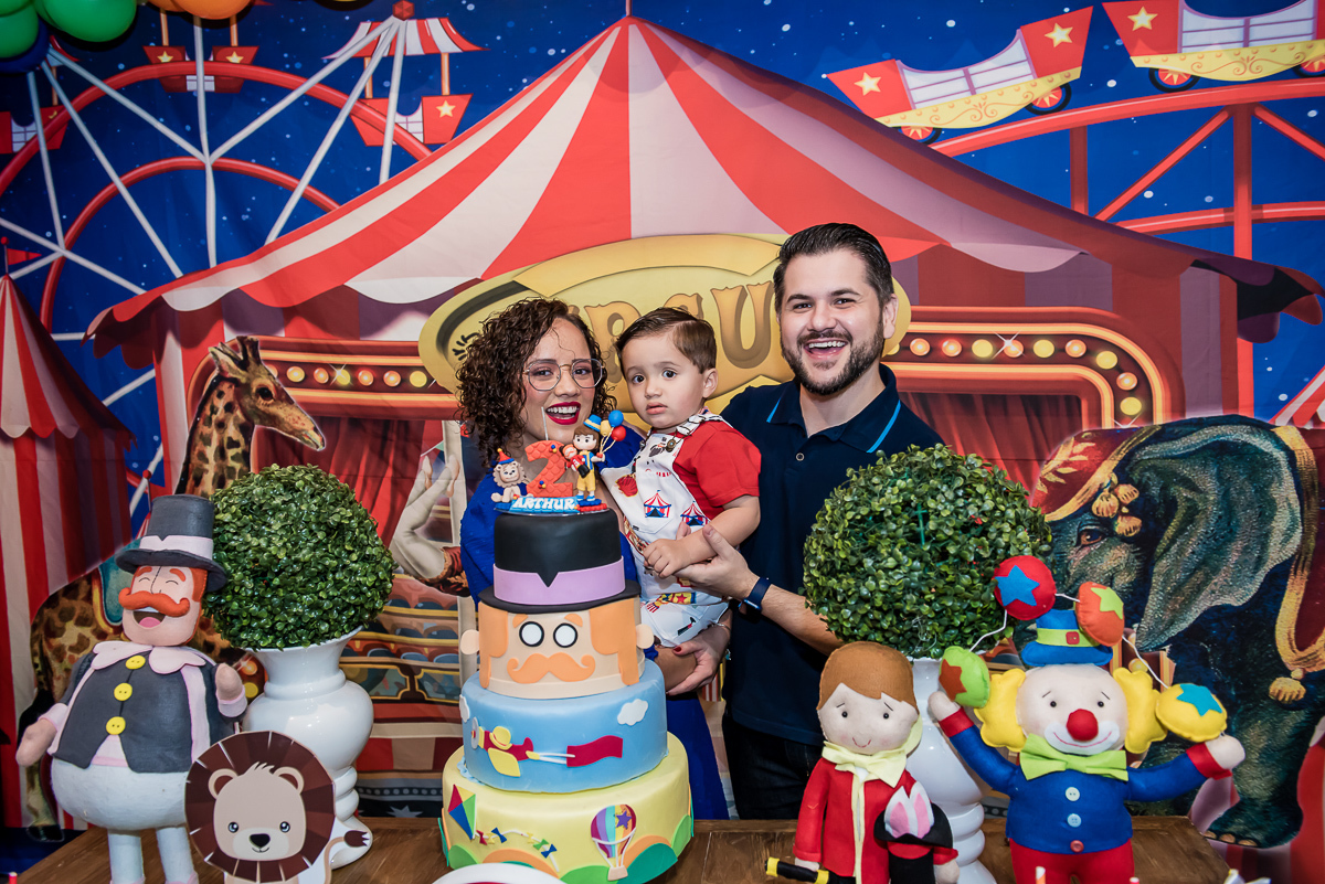 fotografia da família na mesa decorada