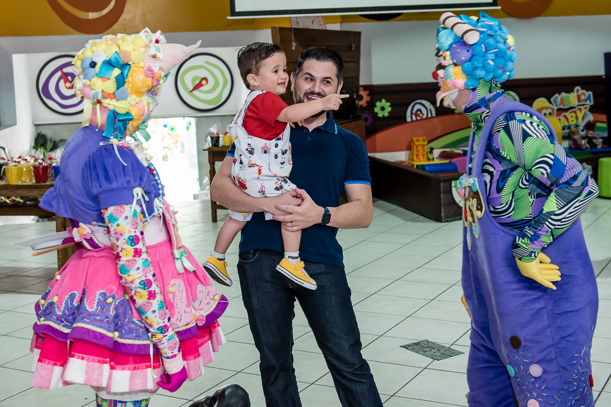 olha a alegria de arthur gabriel ao encontrar o palhaço em sua festa