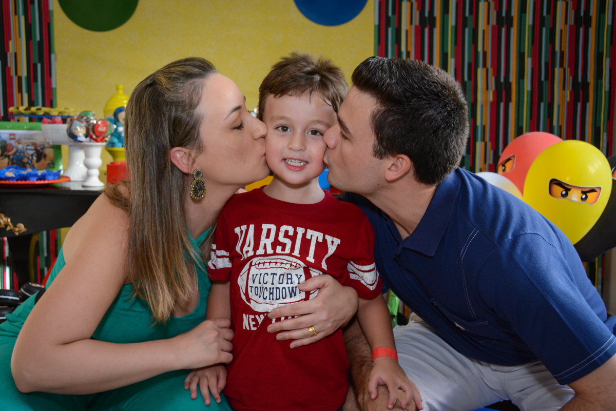 beijinho sanduiche na Festa infantil,fotografia infantil,aniversário de Matheus 4 anos, tema da festa ninjago, condomínio, Morumbi, SP