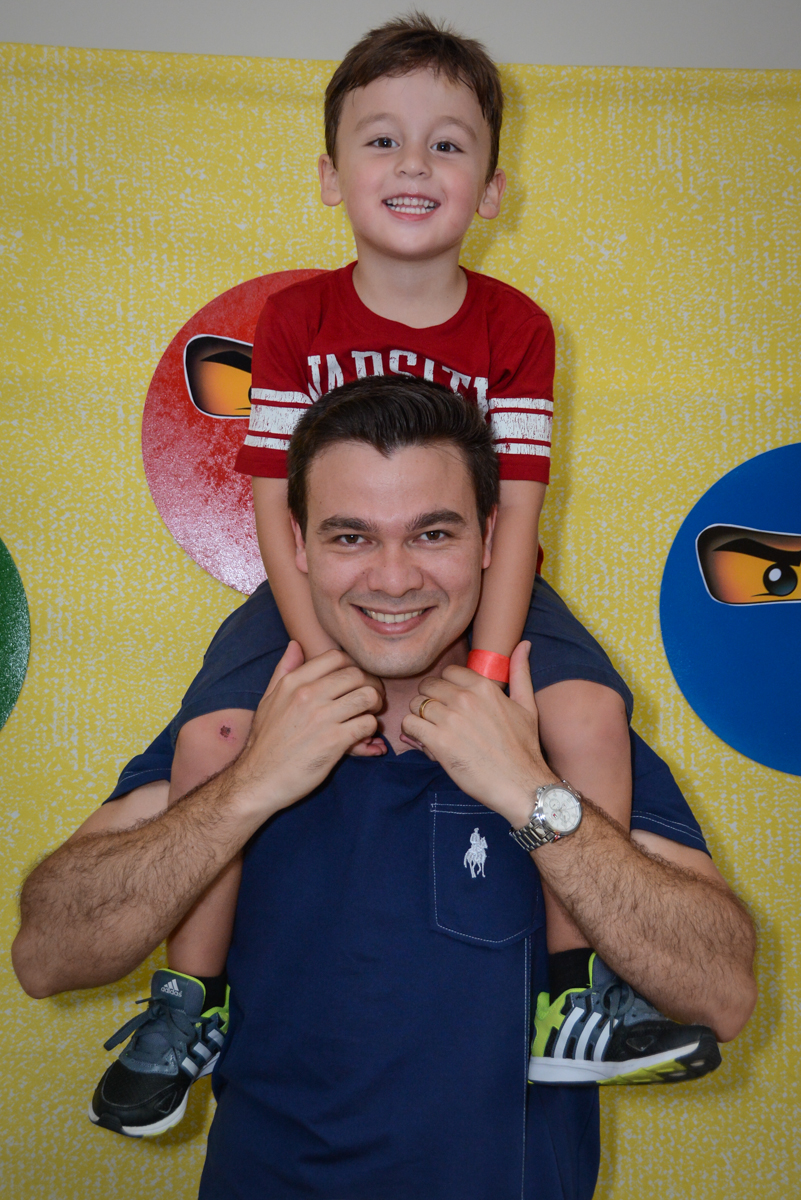 fotografia pai e filho na Festa infantil,fotografia infantil,aniversário de Matheus 4 anos, tema da festa ninjago, condomínio, Morumbi, SP