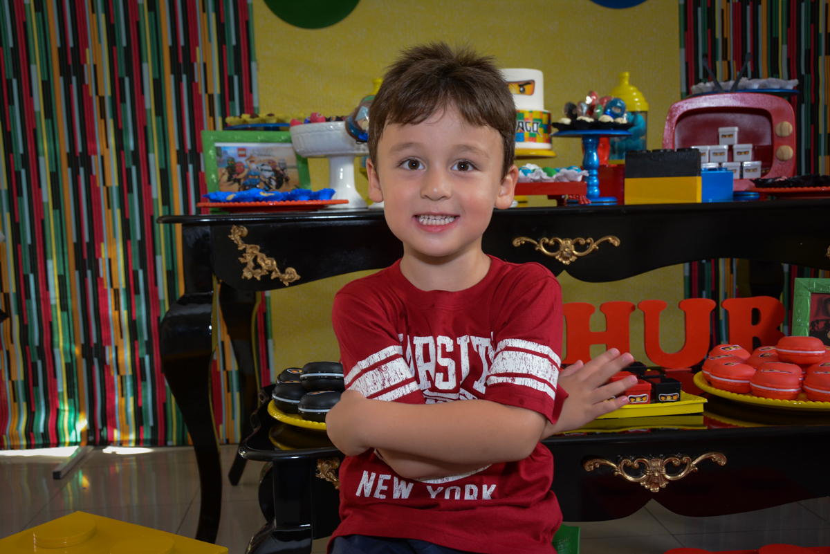 pose para foto na Festa infantil,fotografia infantil,aniversário de Matheus 4 anos, tema da festa ninjago, condomínio, Morumbi, SP