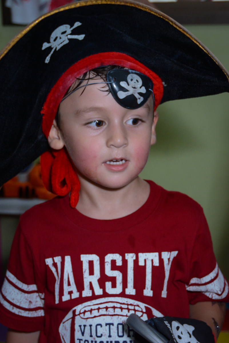 aniversariante vestido de pirata no Festa infantil,fotografia infantil,aniversário de Matheus 4 anos, tema da festa ninjago, condomínio, Morumbi, SP