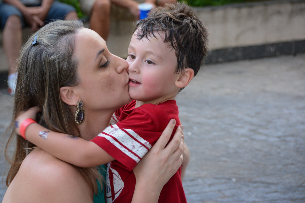 carinho de mãe na Festa infantil,fotografia infantil,aniversário de Matheus 4 anos, tema da festa ninjago, condomínio, Morumbi, SP
