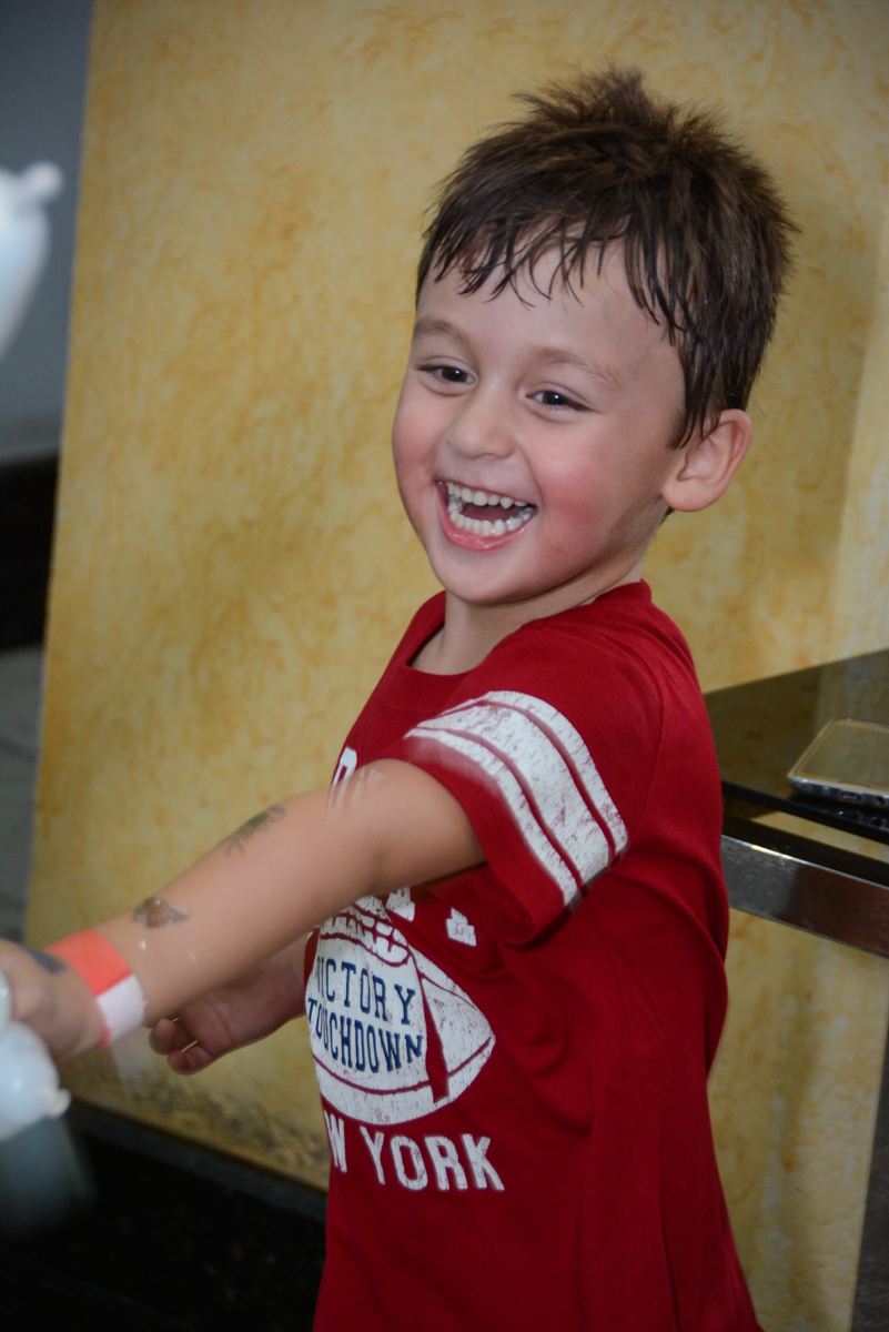 aniversariane feliz em fazer a pintura artística no Festa infantil,fotografia infantil,aniversário de Matheus 4 anos, tema da festa ninjago, condomínio, Morumbi, SP