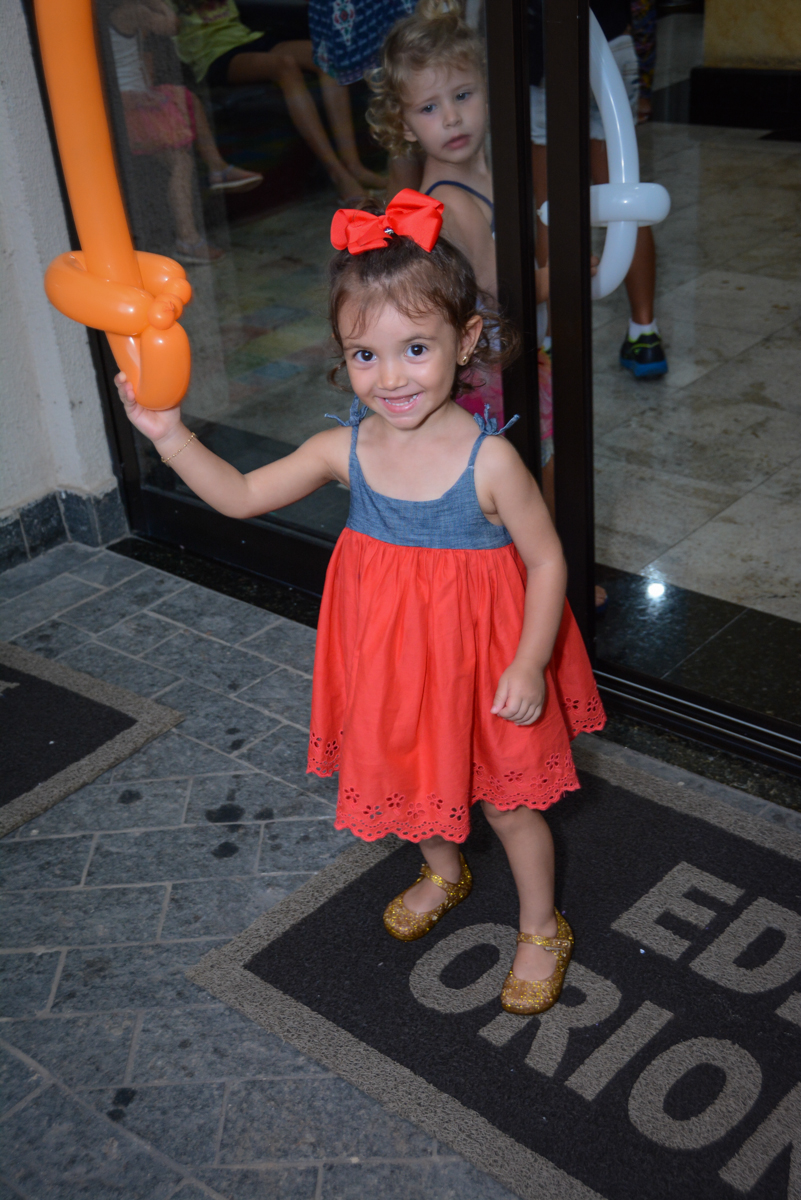 chegando mais uma convidada na Festa infantil,fotografia infantil,aniversário de Matheus 4 anos, tema da festa ninjago, condomínio, Morumbi, SP