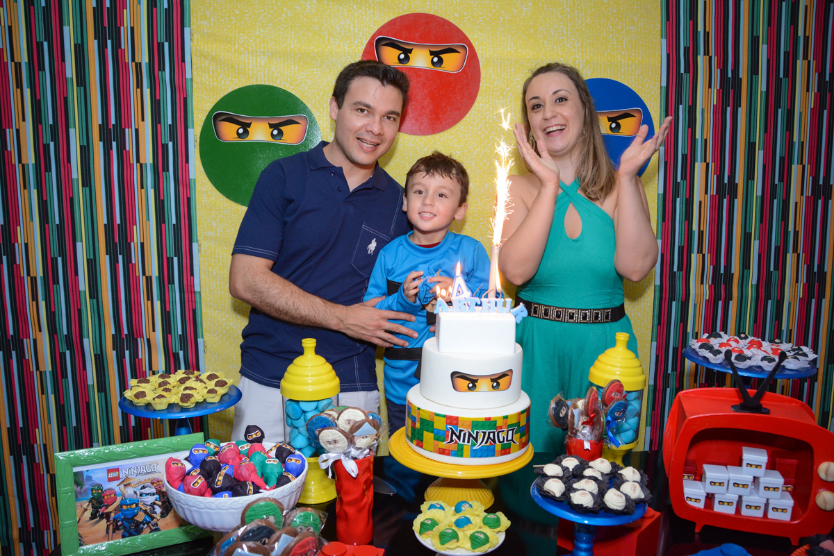 cantando parabéns na Festa infantil,fotografia infantil,aniversário de Matheus 4 anos, tema da festa ninjago, condomínio, Morumbi, SP