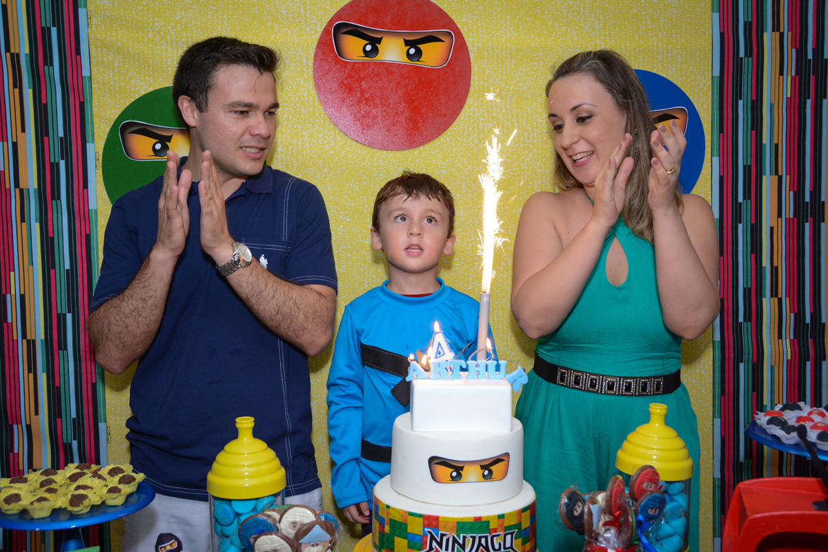 animação com a vela acesa do parabéns na Festa infantil,fotografia infantil,aniversário de Matheus 4 anos, tema da festa ninjago, condomínio, Morumbi, SP