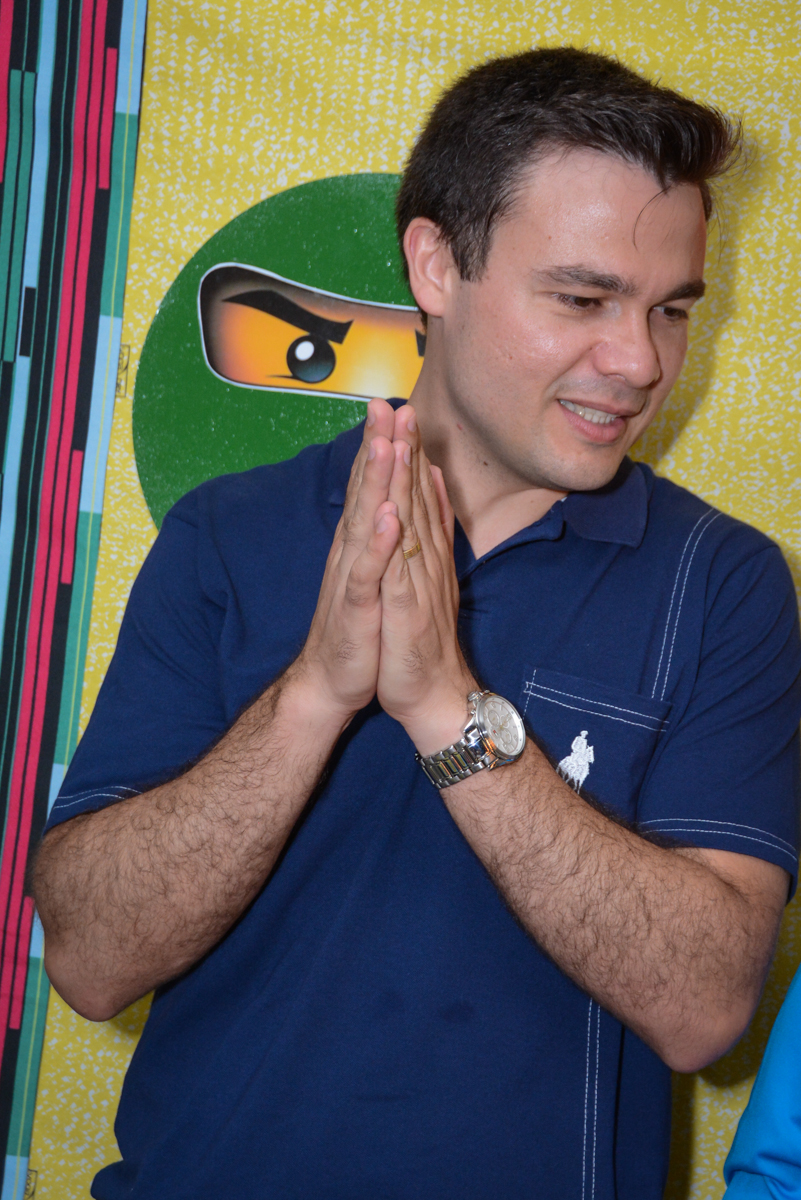 papai feliz na Festa infantil,fotografia infantil,aniversário de Matheus 4 anos, tema da festa ninjago, condomínio, Morumbi, SP