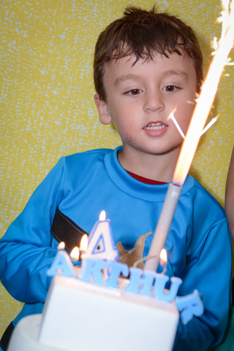 soprando a velinha do bolo no Festa infantil,fotografia infantil,aniversário de Matheus 4 anos, tema da festa ninjago, condomínio, Morumbi, SP